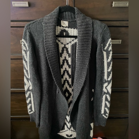 Thick knit cardigan/sweater/jacket. Beautiful patterned back - Picture 3 of 5